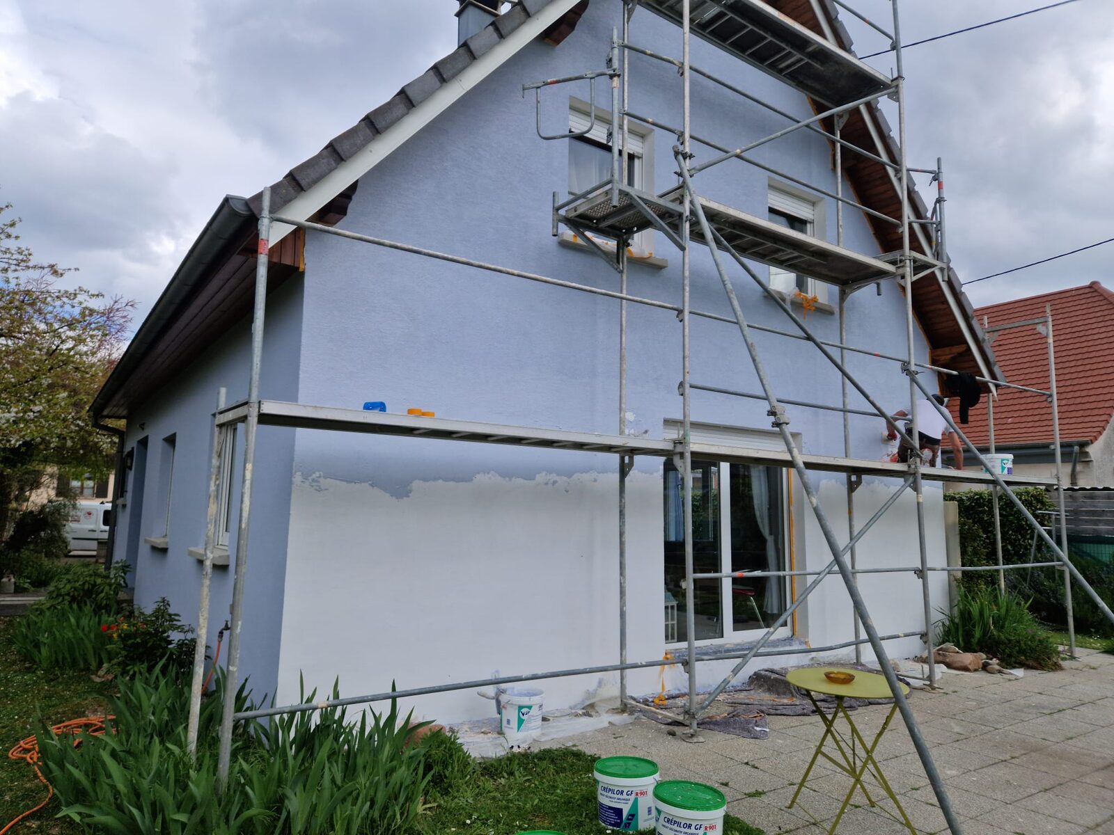 Chantier de ravalement de façade sur échafaudage